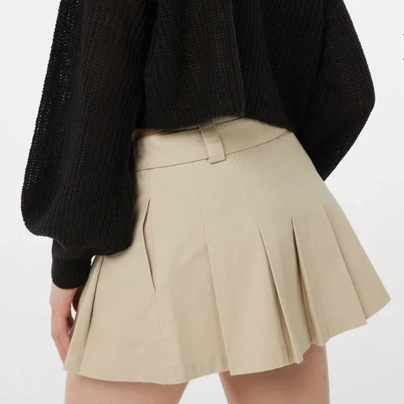 BEIGE PLEATED MINI SKIRT WITH BELT DETAILING - Picture 3 of 7